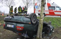 В Кретингском районе в дерево врезался автомобиль Volvo