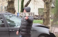 В Клайпеде в дерево врезался BMW