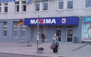 Траурный флаг на Maxima вывесили вверх ногами