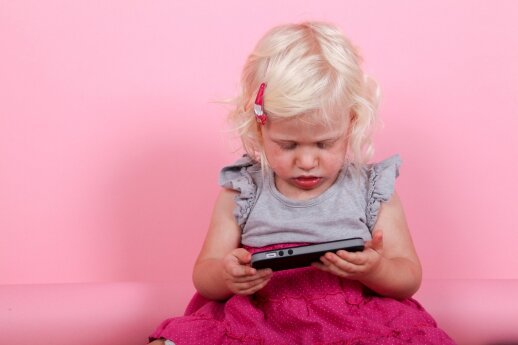 Kodėl vaikams BŪTINA riboti laiką prie kompiuterių, telefonų ir televizorių