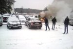 Nufilmavo, kaip elgiasi vilniečiai, kai sausakimšoje aikštelėje dega automobilis