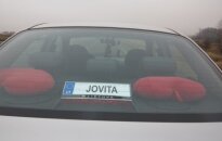 Girta vairuotoja spruko nuo policijos, o paskui taip šakojosi, kad buvo surakinta antrankiais