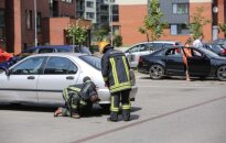 Iš užrakinto automobilio ėmė veržtis dujos, ant kojų sukeltos spec. tarnybos