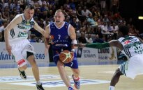 Martynas Mažeika veržiasi pro Šarūną Jasikevičių