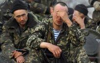 Kramatorske ukrainiečių kariai separatistams atiduoda ginklus