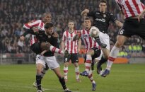 “Valencia“ futbolininkai (juoda apranga) Ispanijos Karaliaus taurėje sužaidė lygiosiomis