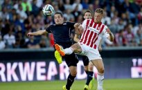 Kasperas Risgaardas ("Aalborg", dešinėje) kovoja su Marcelo Brozovičiumi ("Dinamo")
