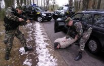 Pasienyje Lietuvos pareigūnas peršovė užsienietį, bandžiusį atimti ginklą