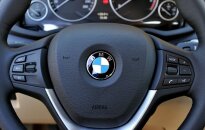 Iš avarijos vietos sprukęs paauglys su BMW kelionę baigė smėlio krūvoje