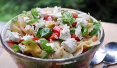 Makaronų salotos su pomidorais ir sūriu