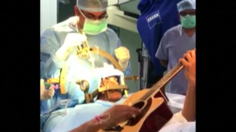 Indas gitaros iš rankų nepaleido net ir gulėdamas ant operacinio stalo
