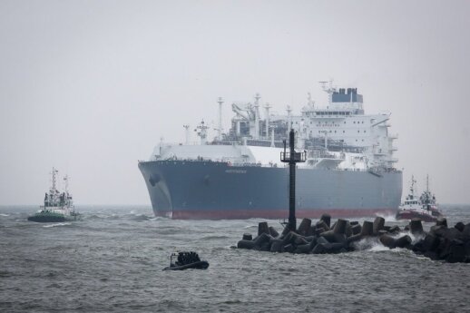 Floating LNG terminal "Independence" sails into Klaipėda