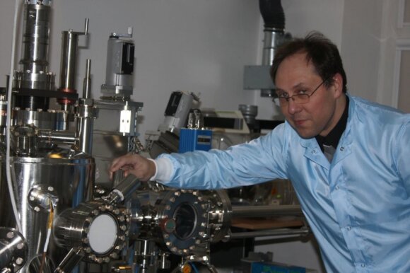 Prof. A. Krotkui pavyko suburti jaunų gabių mokslininkų komandą. Vieno iš jų J. Devensono daktaro disertacija pernai buvo pripažinta geriausia fizinių, technologijos ir biomedicinos mokslų srities disertacija šalyje