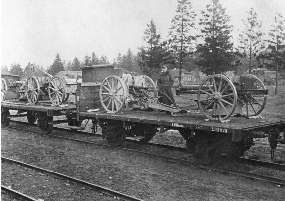 77 mm kalibro 96 N. A modelio lauko patrankos, Lietuvos kariuomenes atimtos iš bermontininkŲ Radviliškio geležinkelio stotyje. 1919 m. VDKM