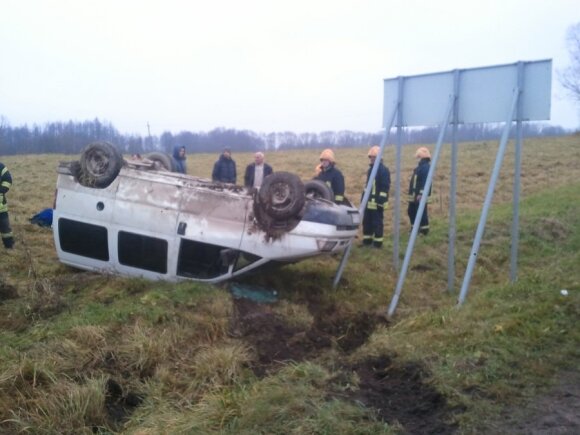 Apie 200 kg sveriantį vairuotoją iš apsivertusio automobilio traukė ugniagesiai
