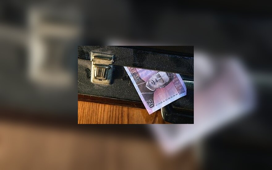 Bankus nori versti labiau saugoti lėšas sąskaitose