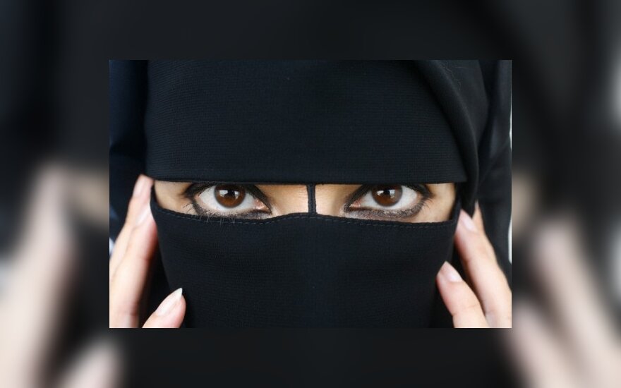 Daugiau kaip pusė didžiausių ES šalių - prieš islamiškus galvos apdangalus, bet už kryžių mokyklose
