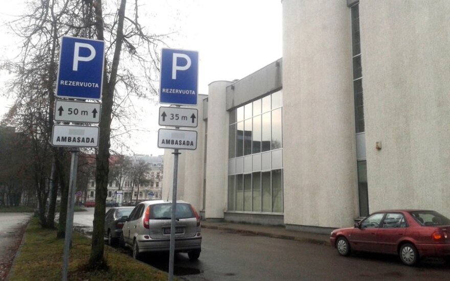 Nemokamos vilniečių stovėjimo vietos rezervuotos JAV ambasadai