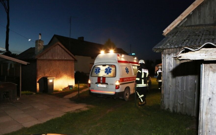 Per sūnaus vestuvių pokylį tėvas pasidegė