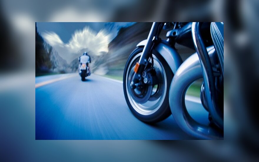 Seniausias Britanijoje motociklininkas vis dar „degina gumą“