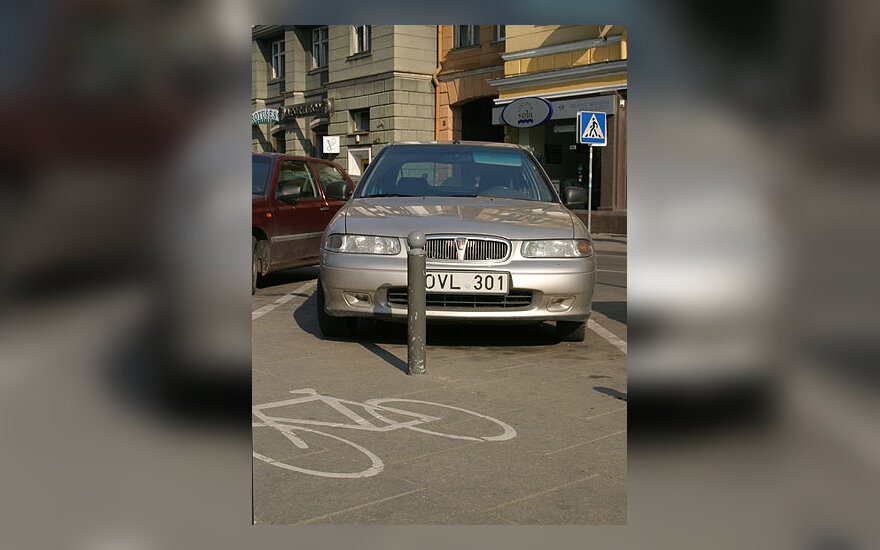 Automobilis greta dviračių takelio, parkingas, automobiliai, transportas, eismas