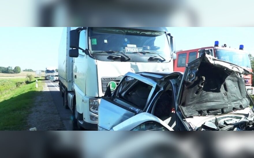 Pasienyje su Lenkija vilkikas sutraiškė Belgijoje gyvenančių lietuvių automobilį