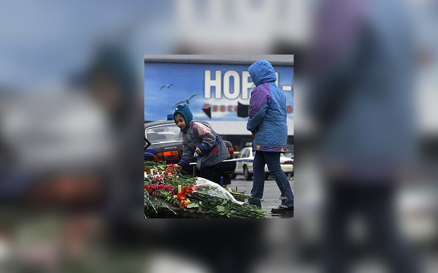 Įkaitų tragedijos vietoje - gėlės