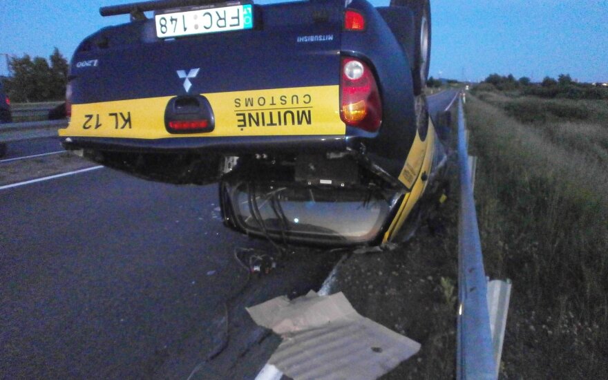 Nesėkmingos gaudynės: muitininkų automobilis apvirto, suniokoti atitvarai