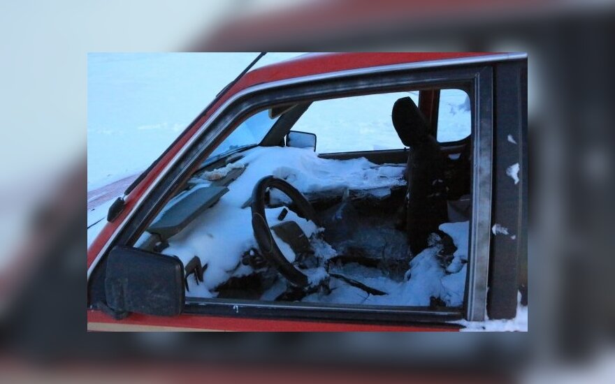 Vandeniui kiek nuslūgus iš po ledo išniro potvyniui kylant paskendęs „Mitsubishi”