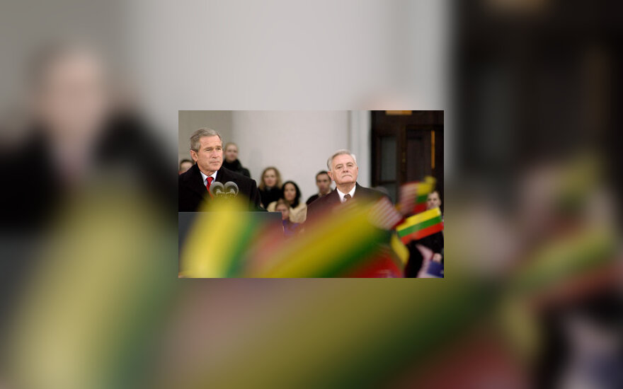 G.W.Bushas ir V.Adamkus rotušės aikštėje