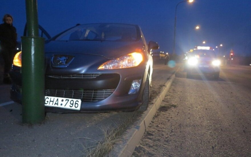 Prieš dvi dienas pirktas automobilis uostamiesčio gatvėje įlėkė į duobę, prakirto padangas ir trenkėsi į stulpą