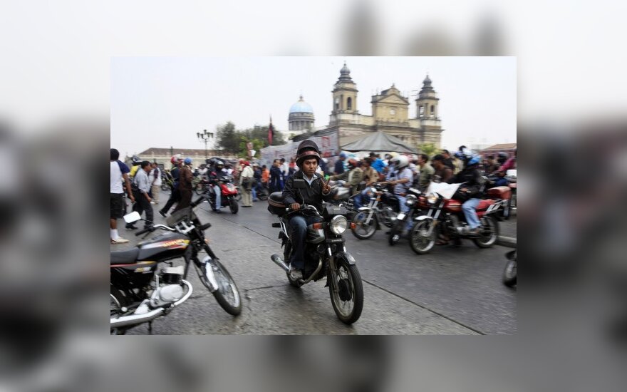 Gvatemaloje motociklininkams uždrausta važinėti su keleiviais, siekiant užkirsti kelią žudynėms