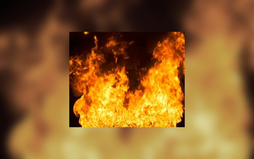 Kauno r. į namą įmestas Molotovo kokteilis