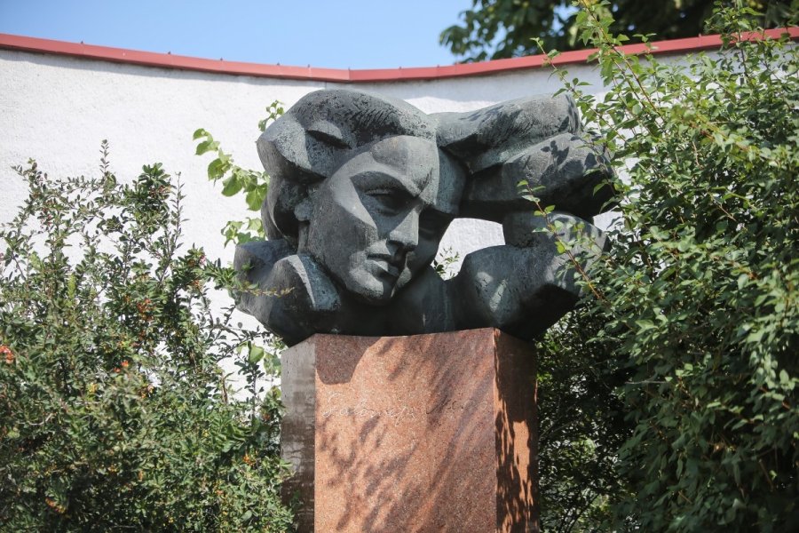 S. Nėries paminklas Vilniuje. 1974 m., skulptorius Vladas Vildžiūnas, architektai Gediminas Baravykas ir Gytis Ramunis