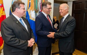 http://g4.dcdn.lt//images/pix/300x188/613a8df0/vice-president-joe-biden-greets-pm-butkevicius-and-the-foreign-minister-66090442.jpg