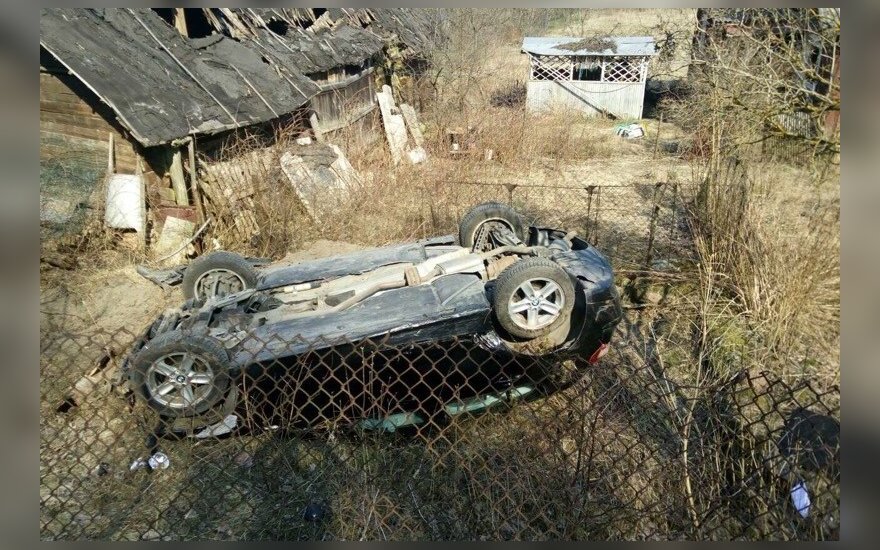 В пятницу в Вильнюсе с дороги съехал автомобиль BMW