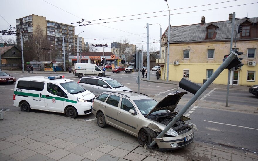 В Вильнюсе заснувший за рулем водитель снес светофор и ранил пешехода