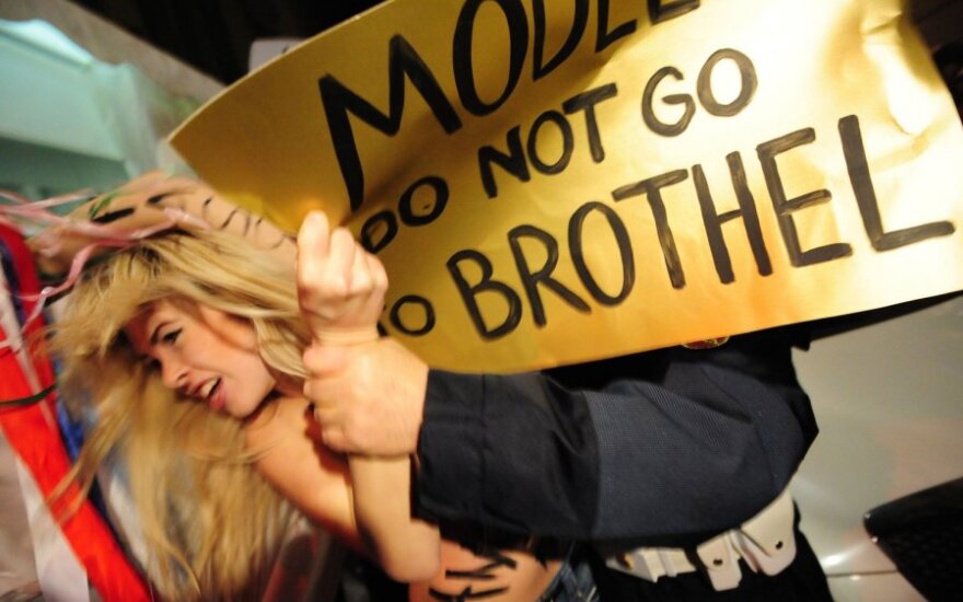 Versace pasirodymą Milano mados savaitėje atakavo FEMEN merginos su šūkiu „Mada – fašizmas“