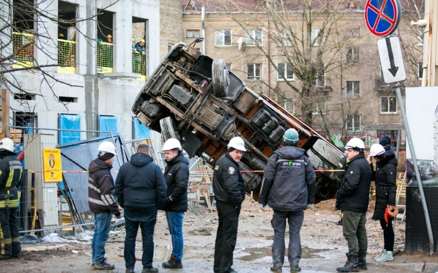 В центре Вильнюса - операция по спасению грузовика