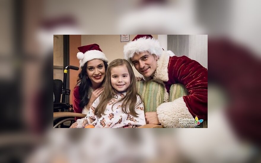 Орландо Блум и Кэти Перри навестили больных детей в образе Санта Клауса
