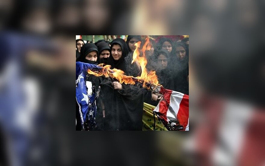 Iranietės moterys stebi deginamą JAV vėliavą. Tūkstančiai iraniečių susirinko prie JAV ambasados Teherane minėdami datą, kai prieš 25 metus per 1979 metų Irano revoliuciją jie užėmė  ambasados pastatą.