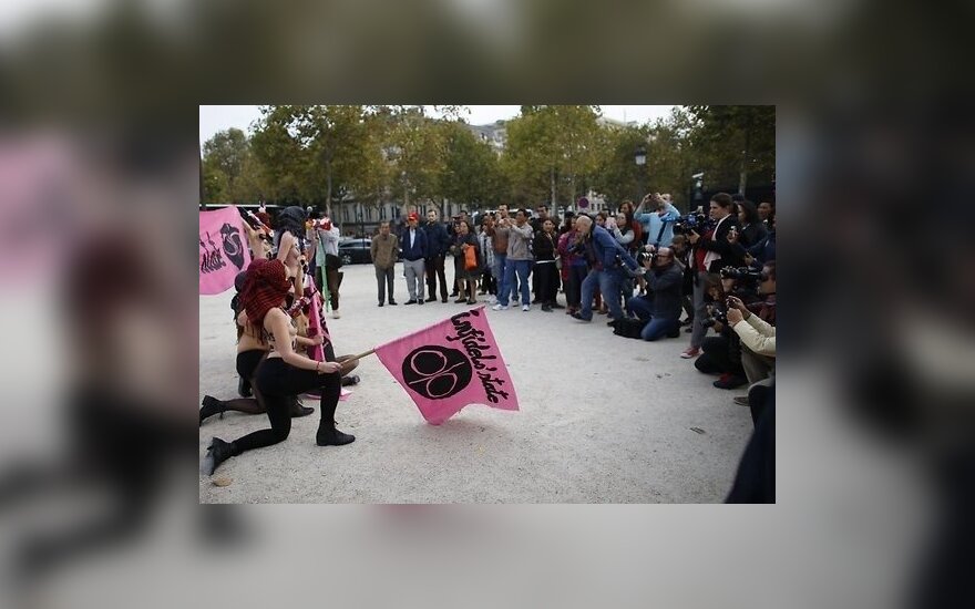Femen устроили голый протест против "Исламского государства"
