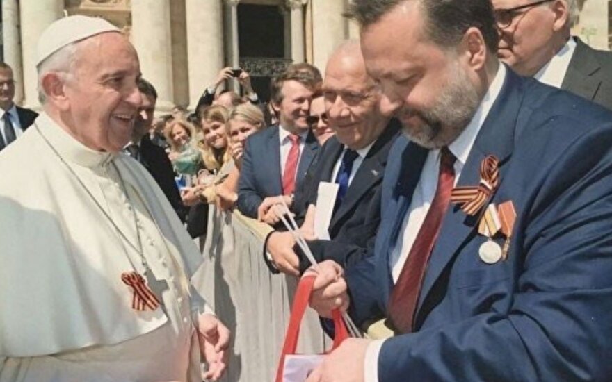 Депутат Госдумы надел на Папу Римского георгиевскую ленту