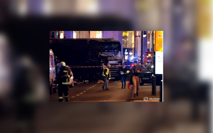 Berlyne sunkvežimis trenkėsi į žmonią minią