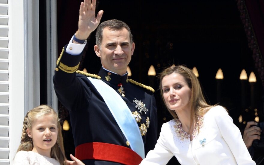 Король Испании распустил парламент и назначил новые выборы