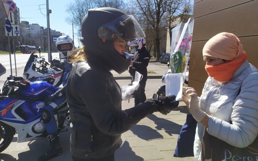 Motociklininkai dalijo kaukes Vilniaus mieste
