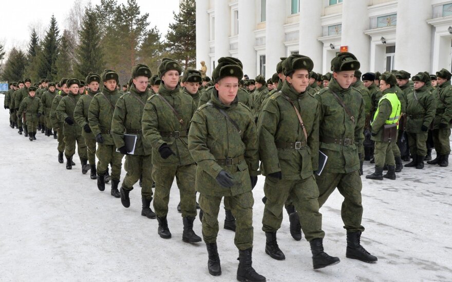 Более половины россиян считают реальной угрозу войны с другими странами, но надеются на армию