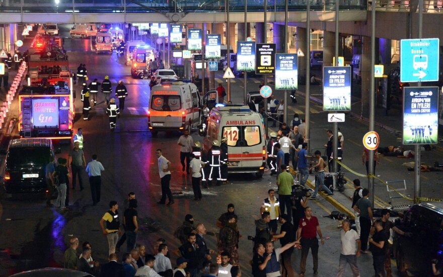 Число погибших при теракте в аэропорту Стамбула достигло 42
