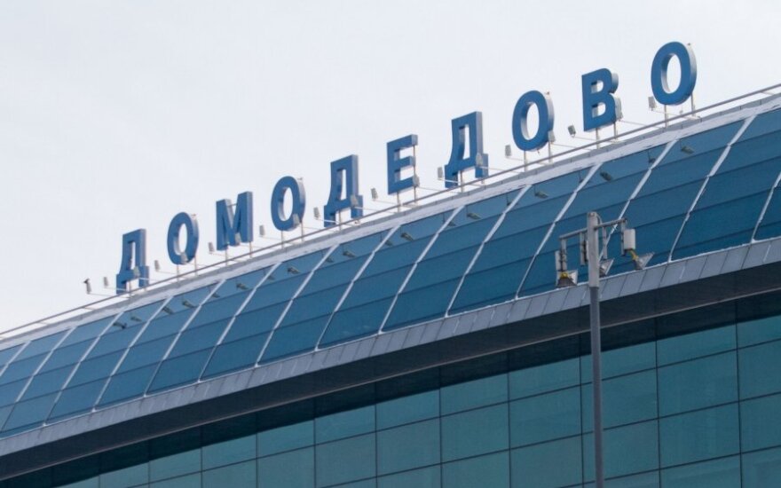Самолет выкатился за пределы полосы в "Домодедово"