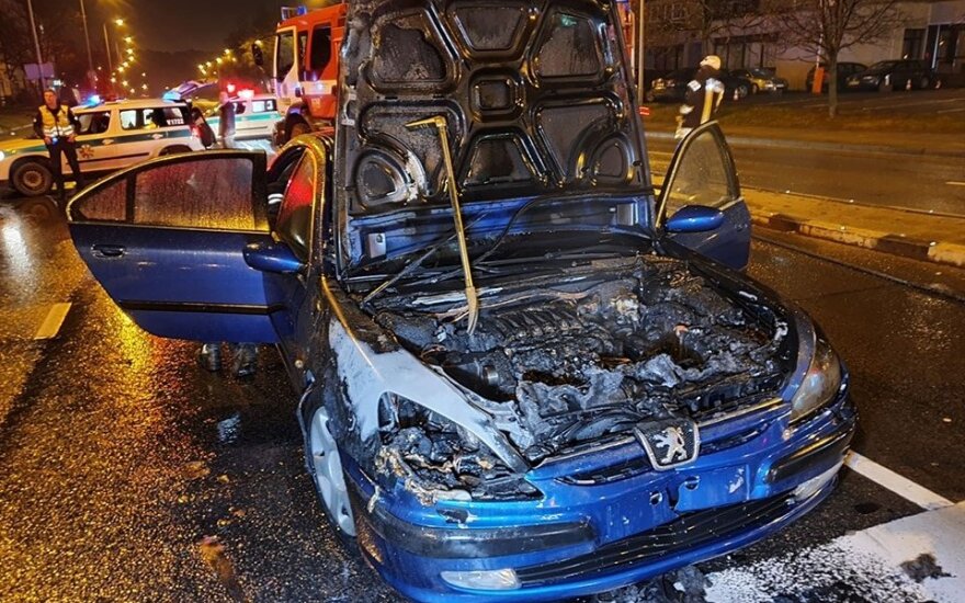 В Вильнюсе после ДТП загорелся автомобиль